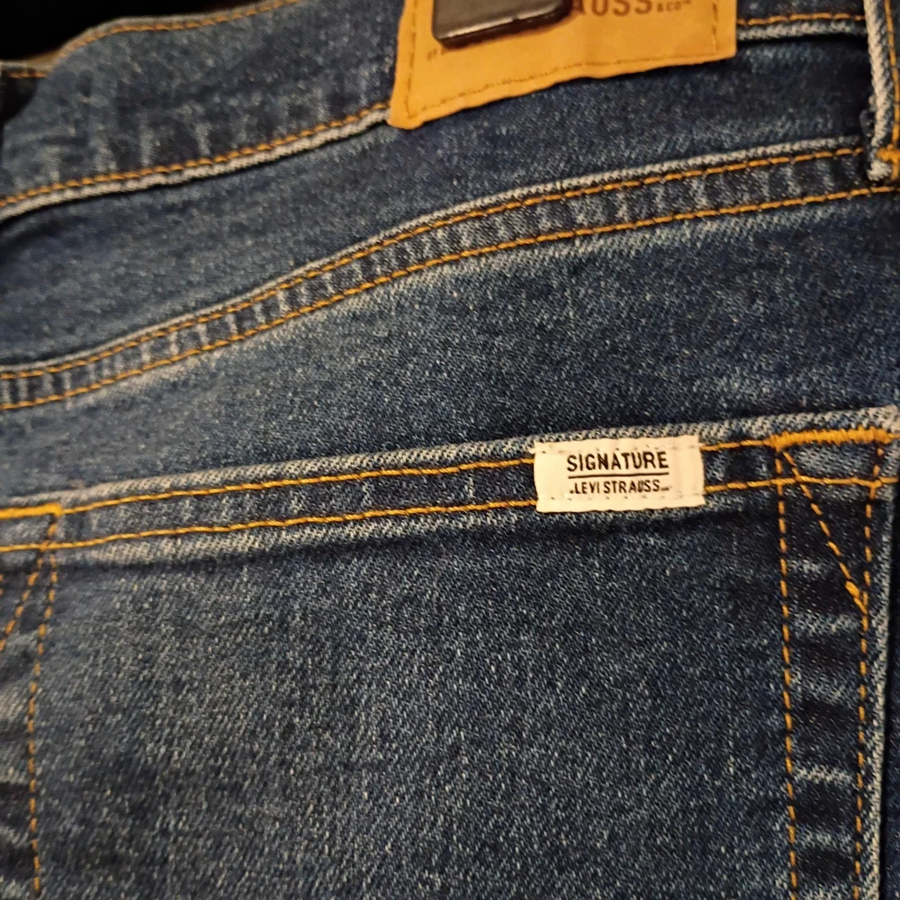 Signature Levi Strauss Jeans Womens 10 W30 Blue Mid Rise Boyfriend Cuffed Crop - Picture 7 of 10